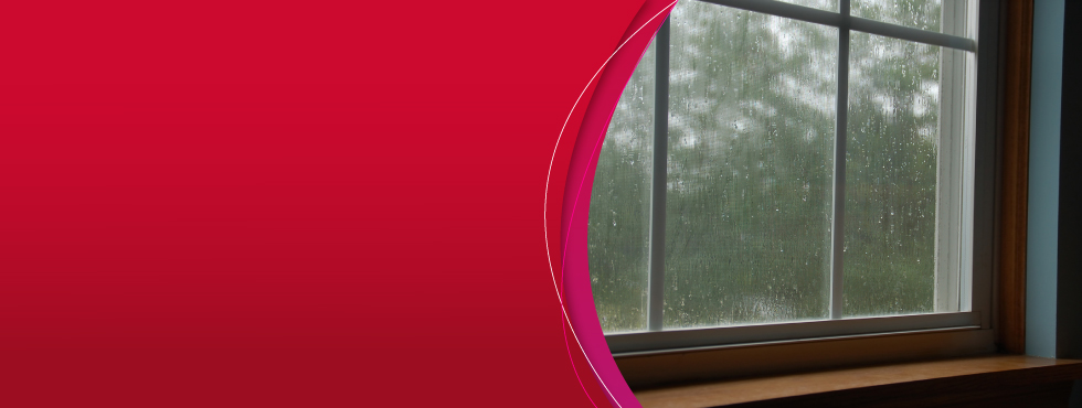 Imagem de fundo vermelho radiante contendo uma janela de vidro fechada que possibilita ver a chuva do lado de fora