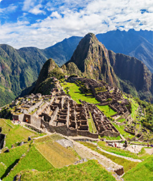 O sítio arqueológico de Machu Pichu, localizado na paisagem montanhosa do Peru.