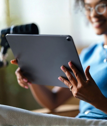 Mulher olhando um tablet