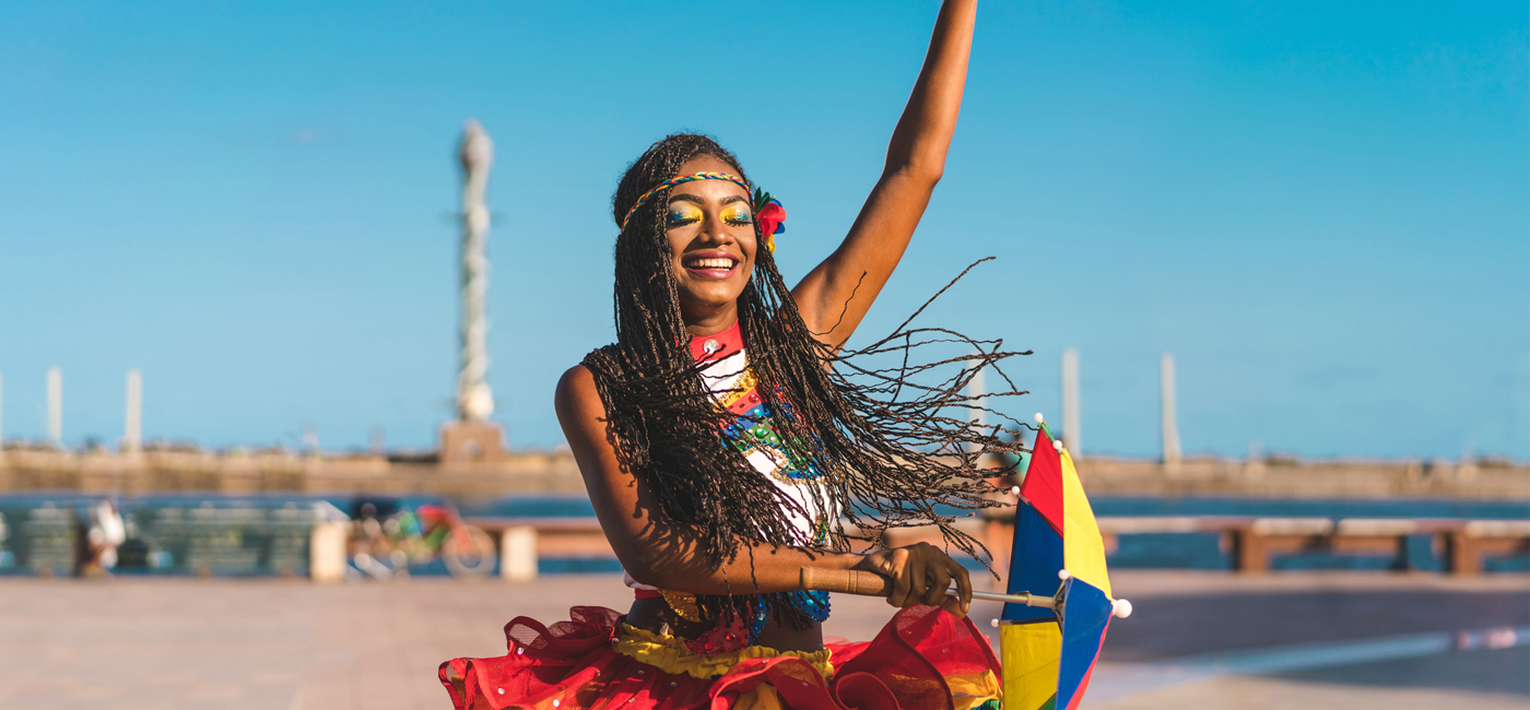 Que tal aproveitar o Carnaval para praticar o samba no pé? 